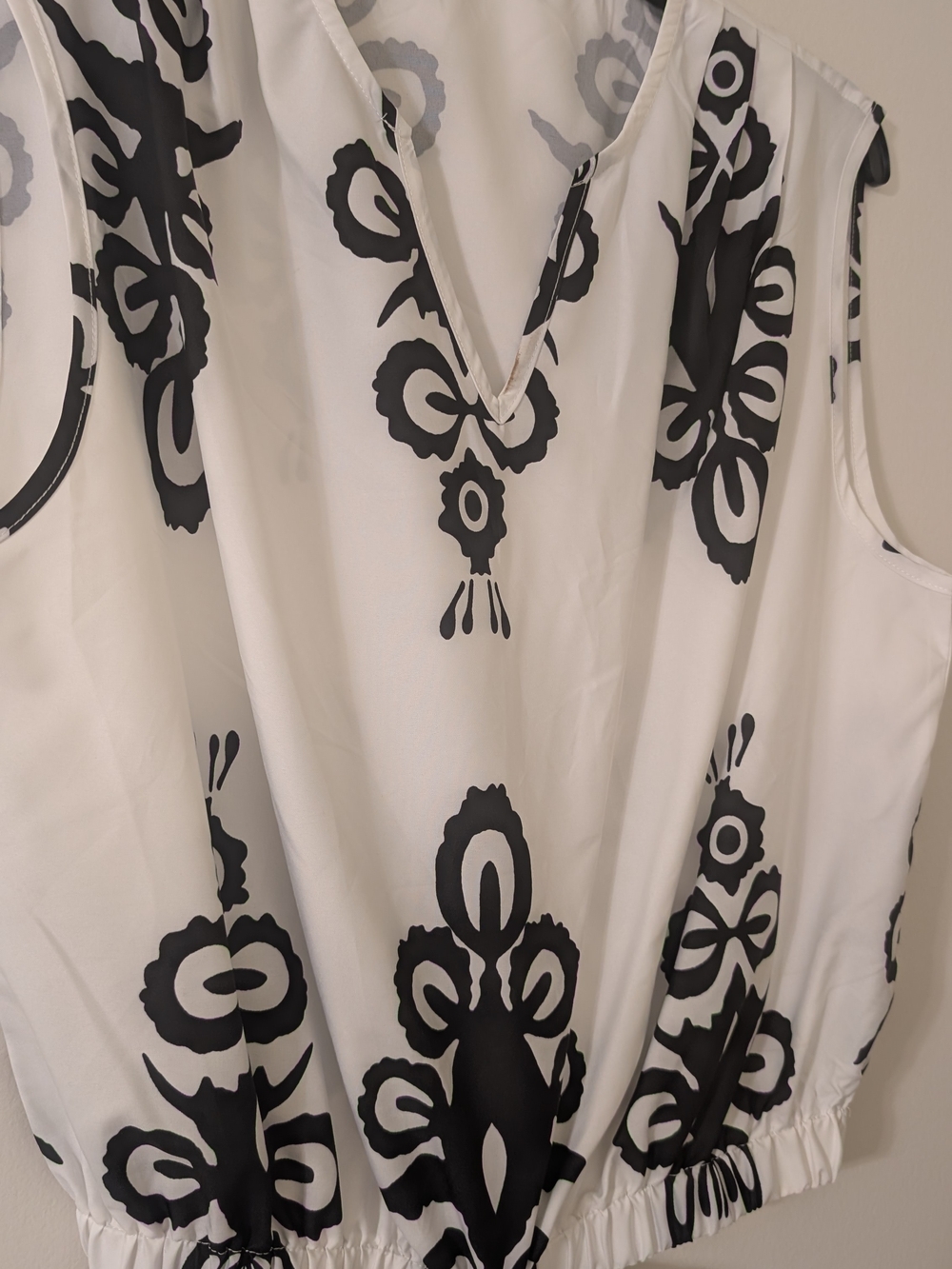 SHEIN Black & White V-Neck Sleeveless Floral Print Tank